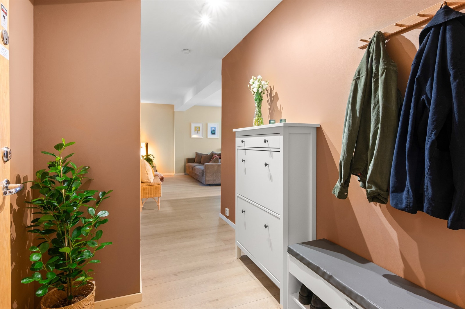 Entré med plass for sittebenk og oppheng for ytterklær. Galleribilde