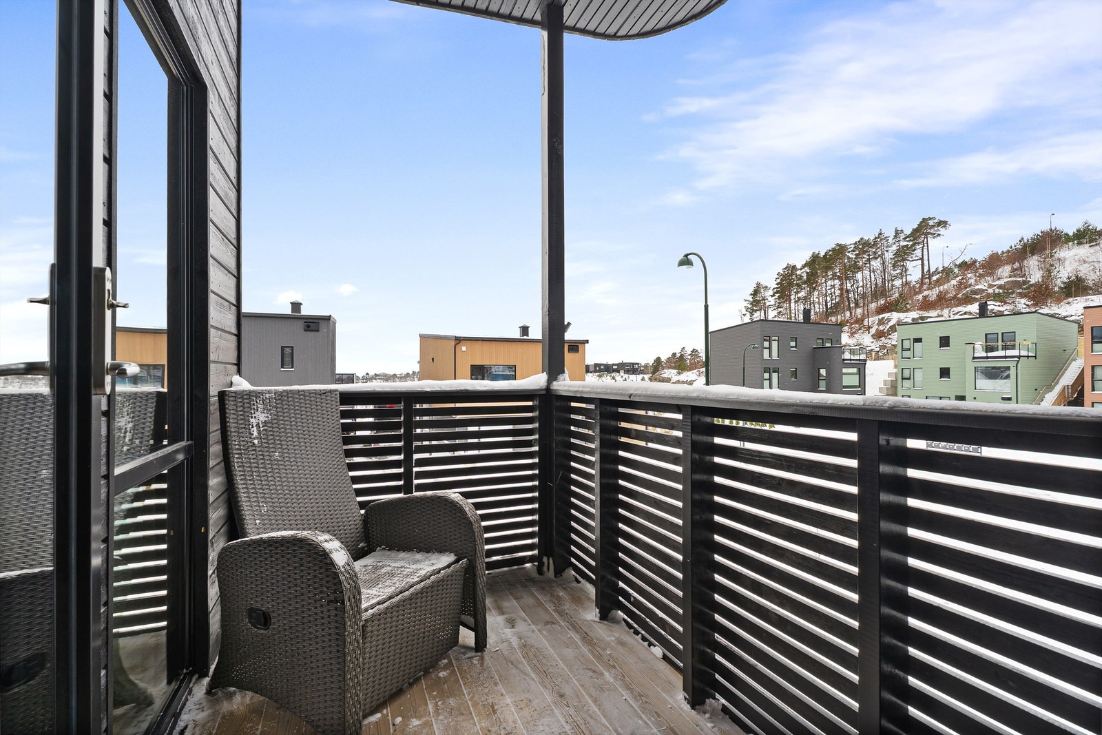 Fra stuen finner du en utgang til boligens balkong Galleribilde