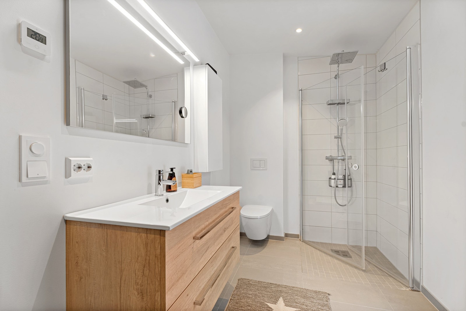 Flott bad med flislagt gulv og flislagte vegger i dusjsone og baderomsinnredning fra AUBO, i boligens andre etasje Galleribilde