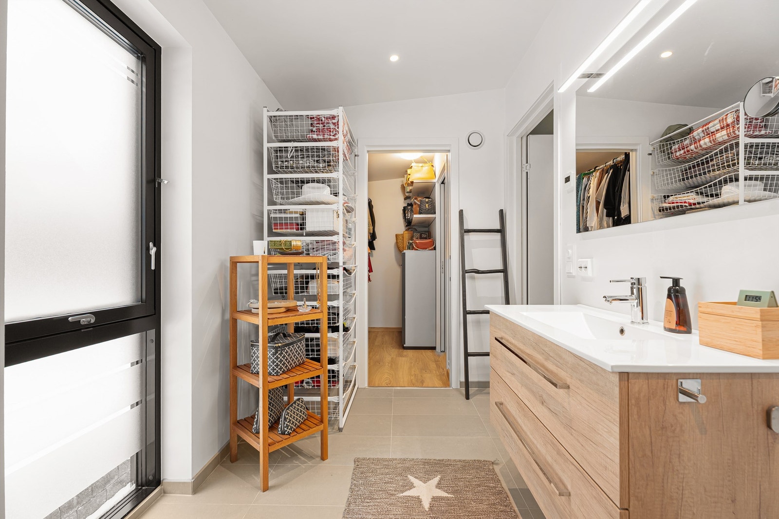 Fra garderoben/stuen kommer du inn til badet i andre etasje Galleribilde