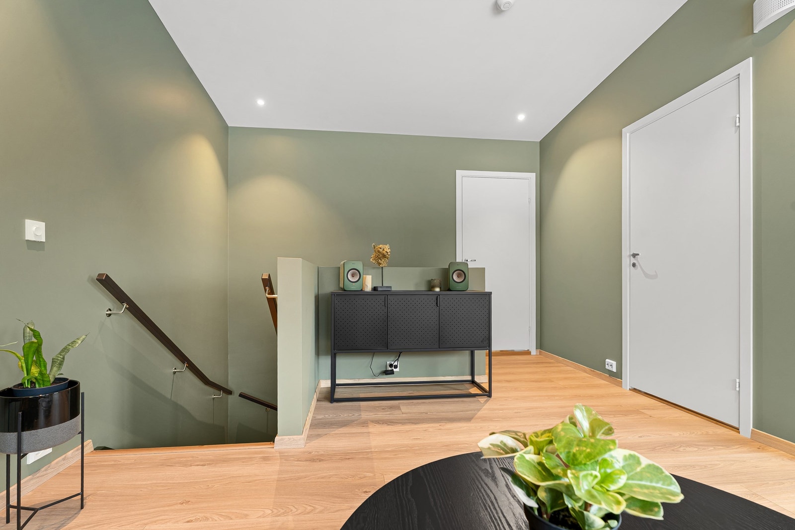 Stue i andre etasje, med dører til soverom og bad Galleribilde