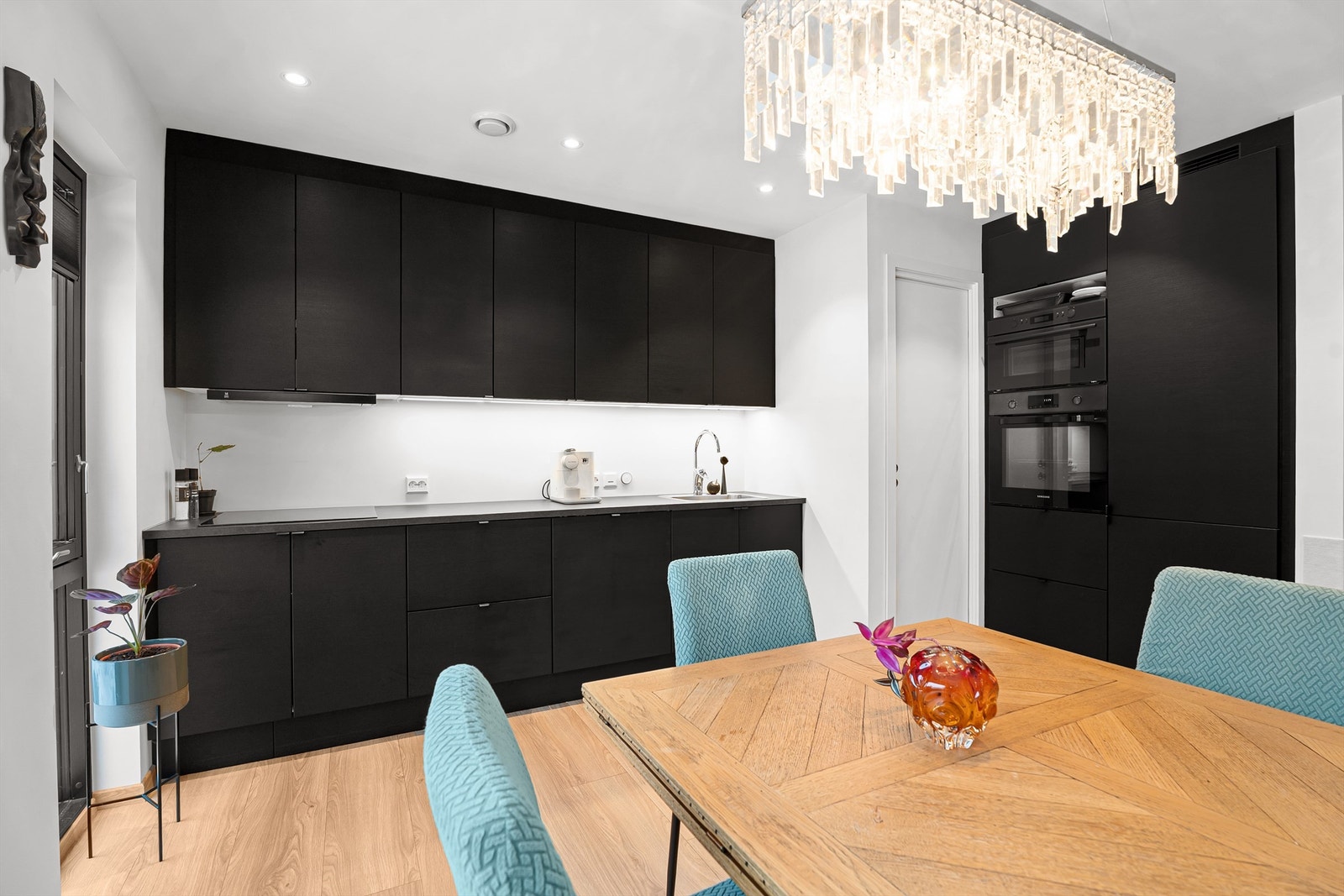 Åpen kjøkkenløsning fra AUBO, med integrert stekeovn og mikrobølgeovn Galleribilde