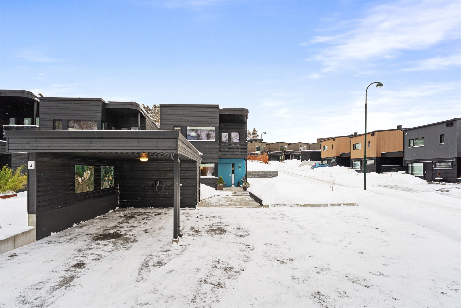 Fasadebilde av bolig med overbygget parkeringsplass Galleribilde