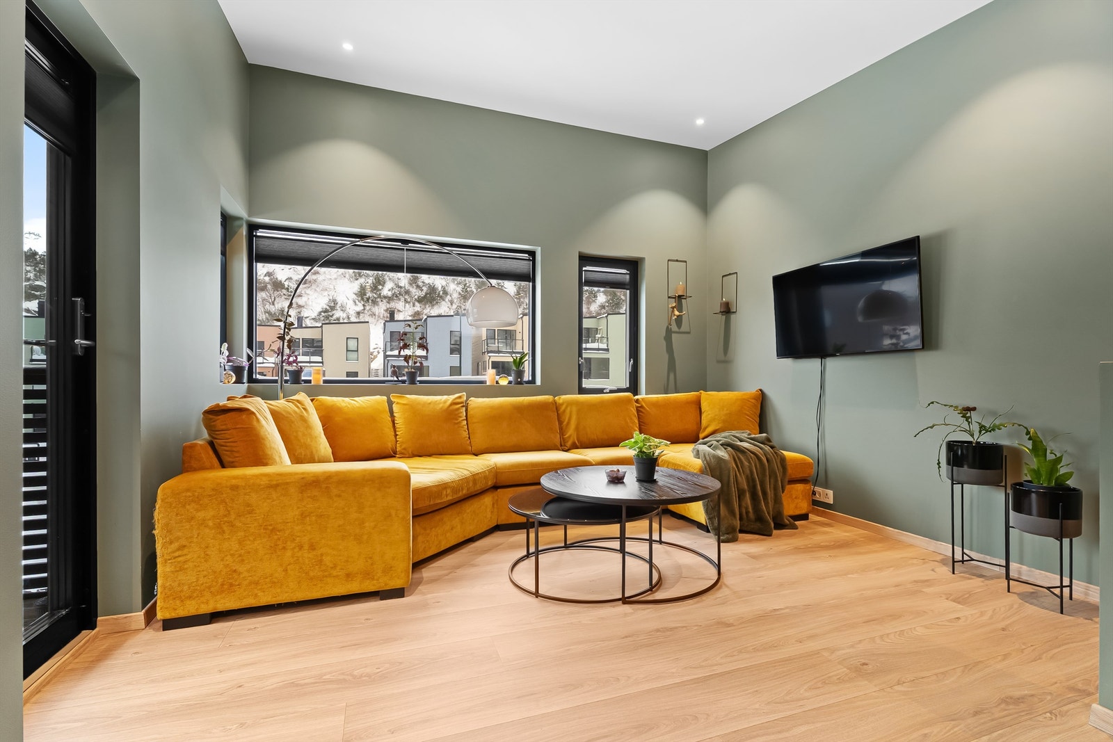 Fra første etasje kommer du opp trappen til stuen. Her er det god plass til en god og stor sittegruppe Galleribilde