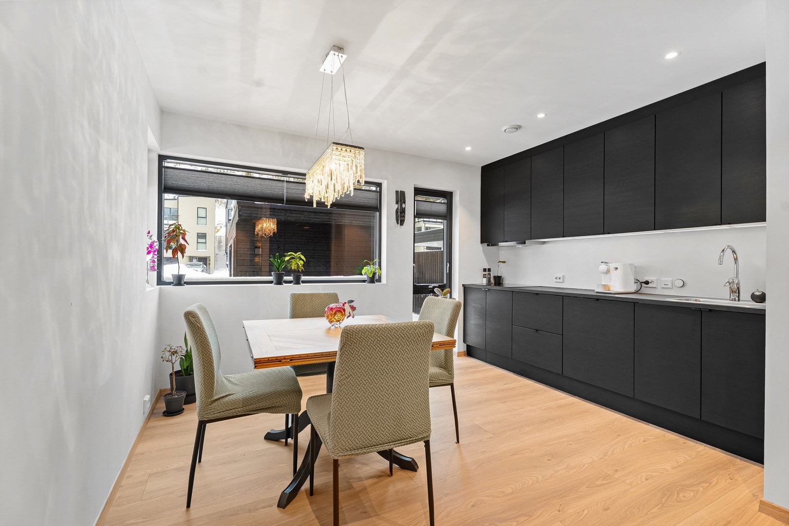 Fra gangen kommer du inn til en åpen kjøkkenløsning med plass til spisegruppe Galleribilde