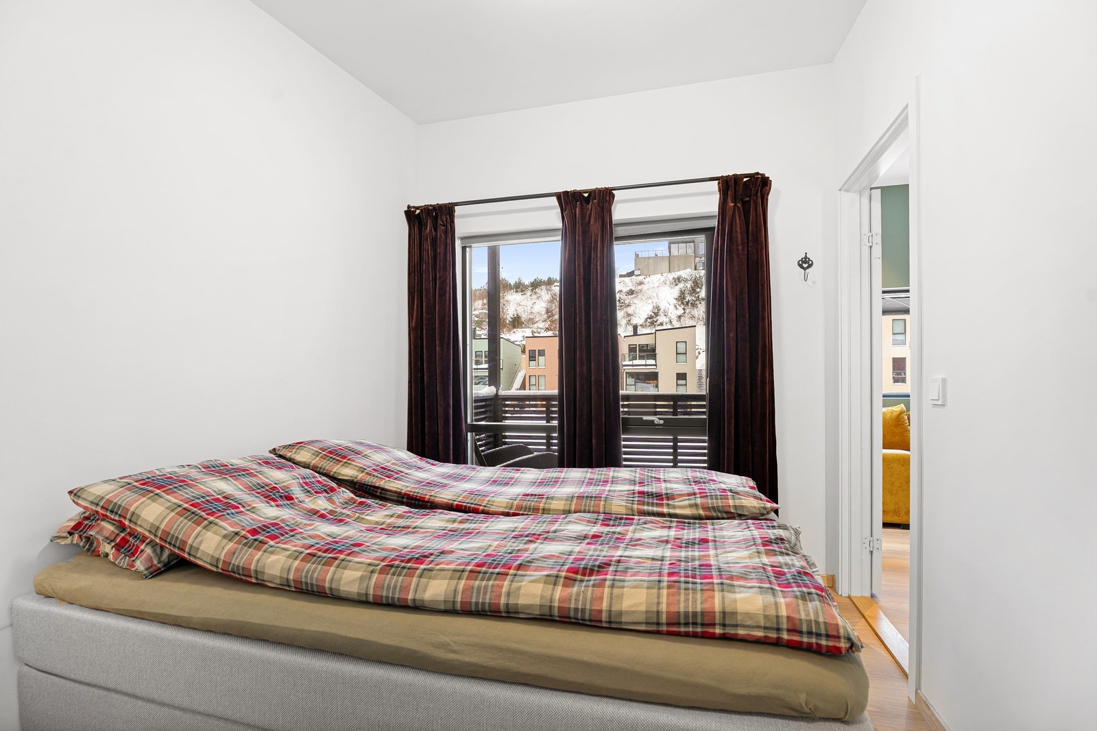 Soverommet har plass til en god dobbeltseng og tilhørende møblement Galleribilde