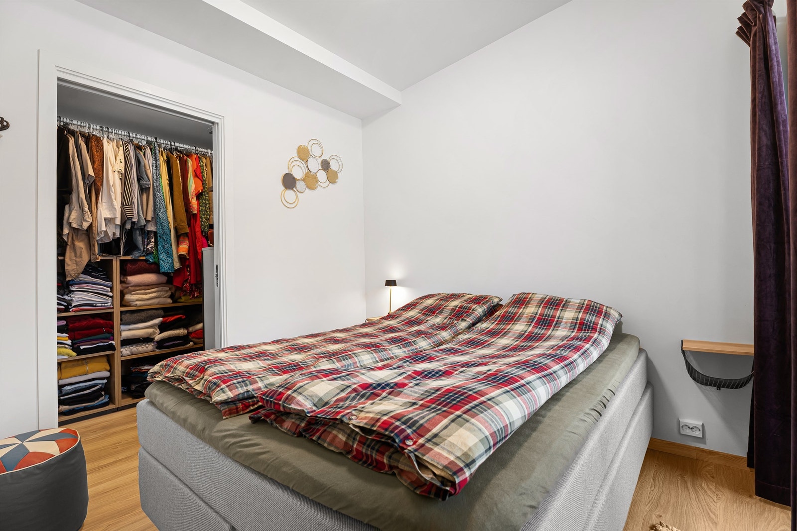 Soverommet i andre etasje med inngang til garderobe-rommet som også fører videre inn til badet Galleribilde