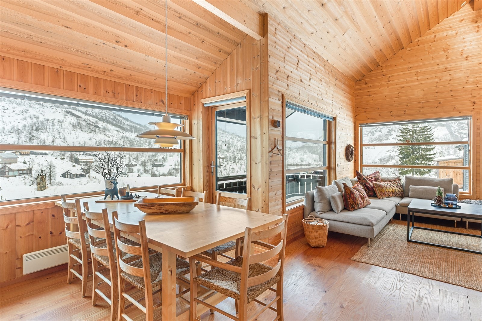 Store vinduer med nydelig utsikt og naturlig lys inn i rommet. Dør ut til overbygget terrasse. Galleribilde