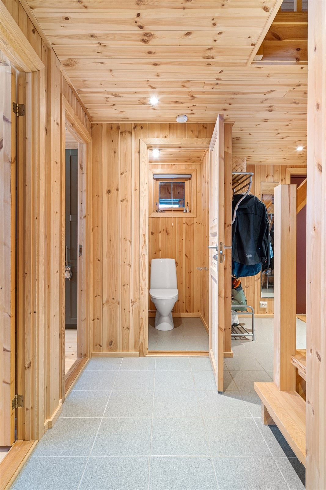 Adkomst til toalettrom fra gangen Galleribilde