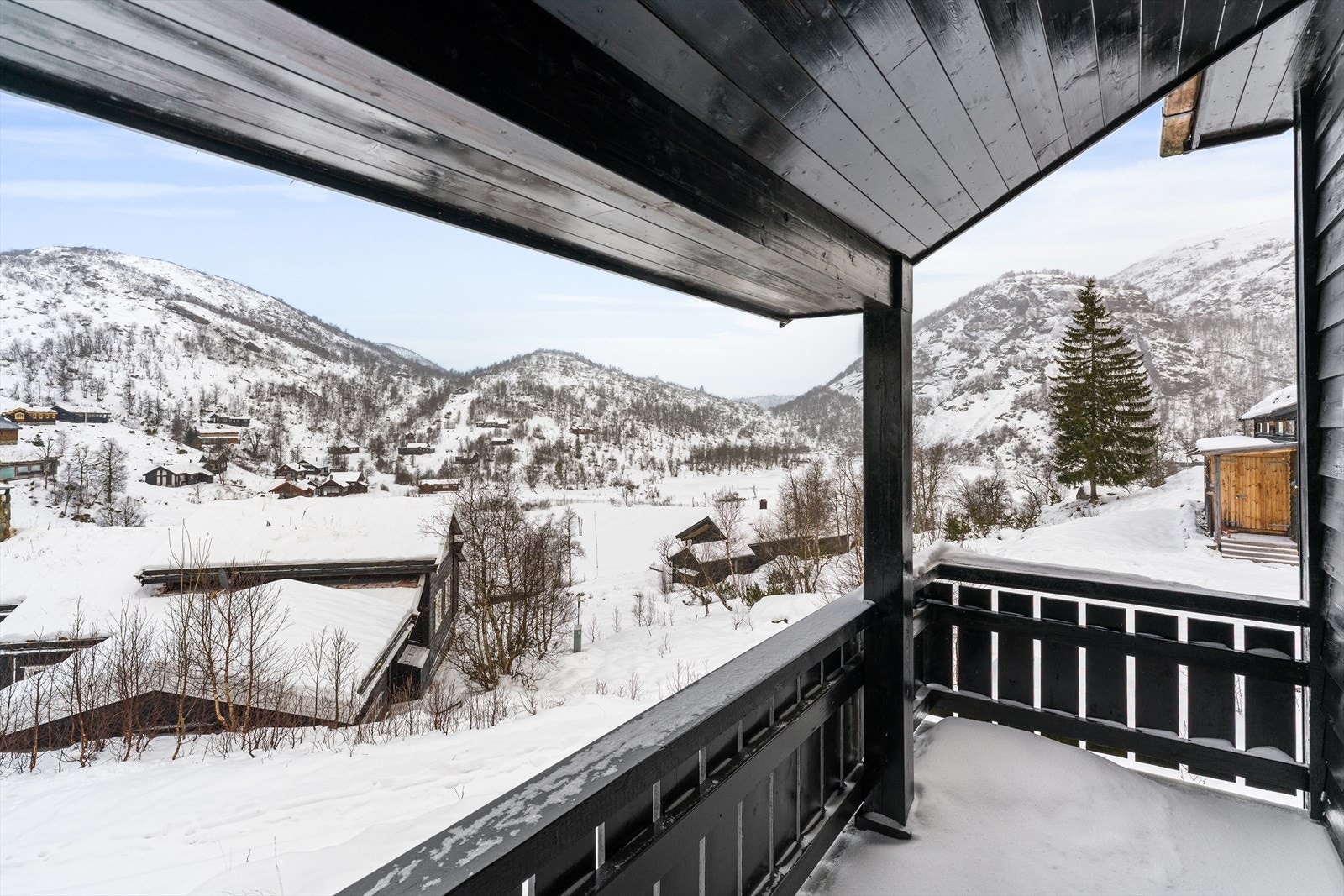Overbygget terrasse. Under hytta er det lagringsplass til redskap og utstyr. Galleribilde