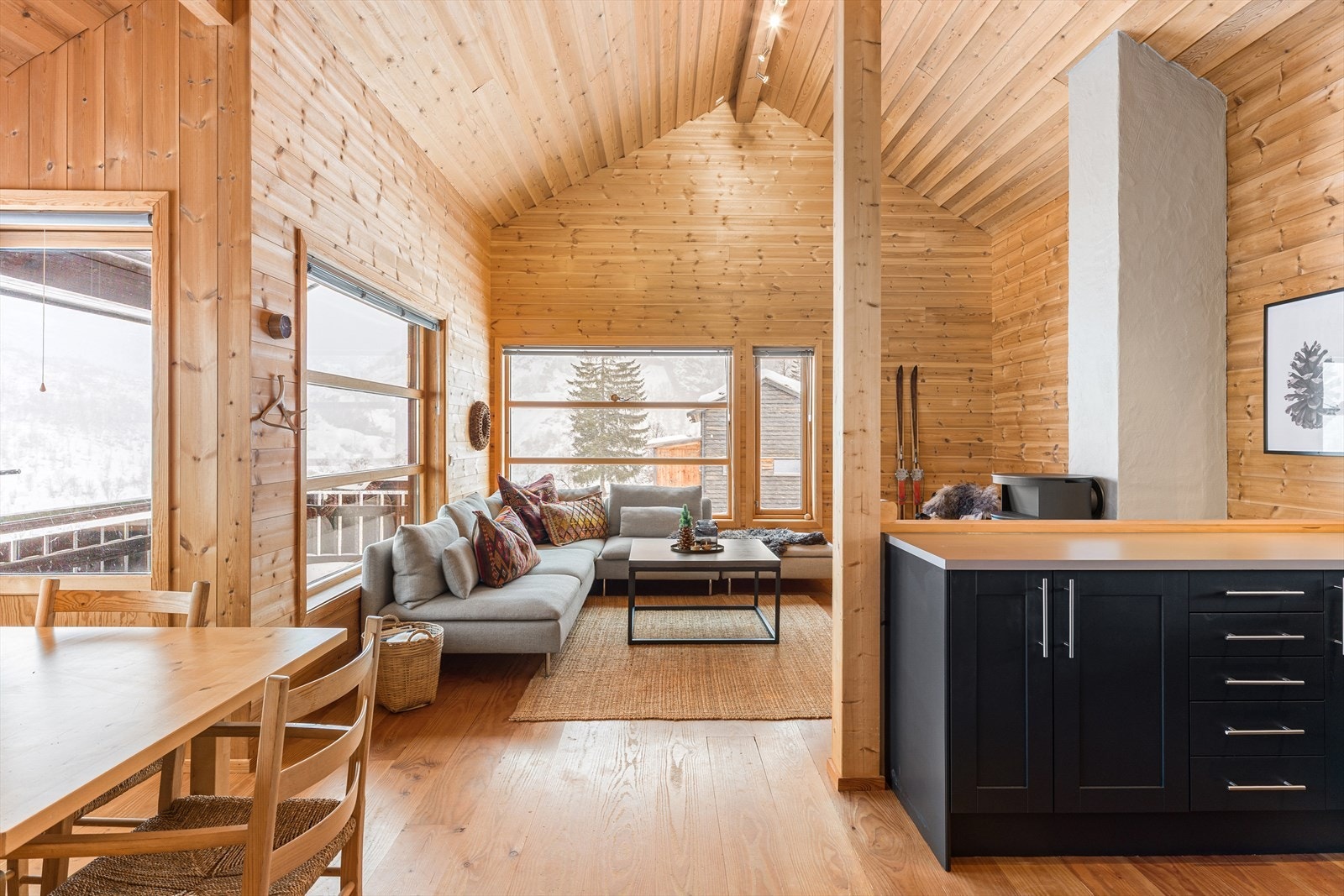 En stilren hytte med bra planløsning Galleribilde