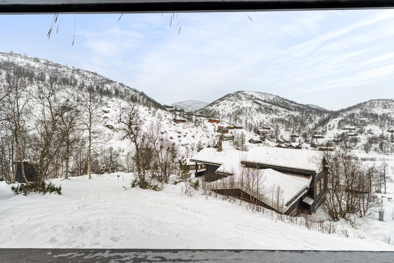 Fra hytta er det nydelig utsikt mot den flotte naturen, skiløypene og Tjødnestøl. Galleribilde