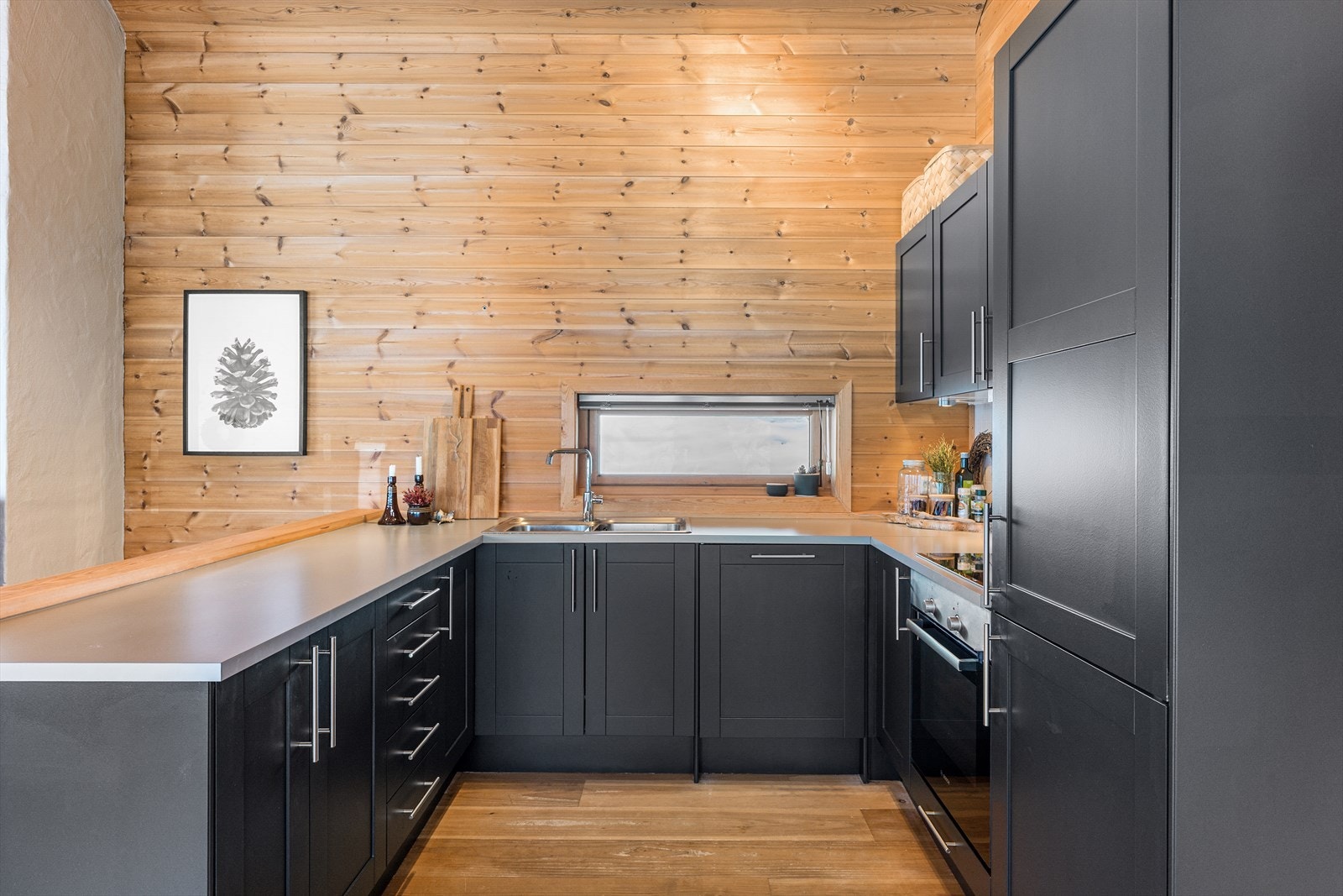 Fliser og belysning over benk. Galleribilde