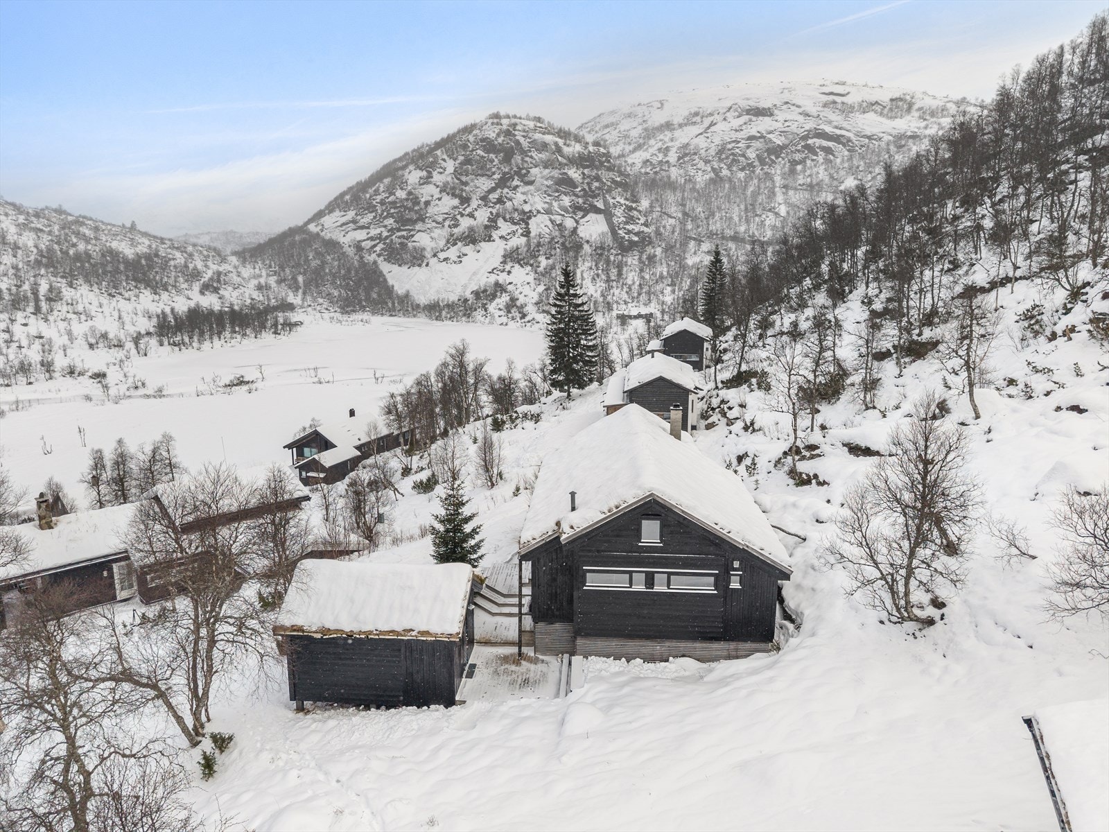 Herlig beliggenhet i skrånende terreng ovenfor Tjødnestøl, kun 5 minutter fra skitrekket i Ålsheia og rett i Forsbergløypa. Galleribilde