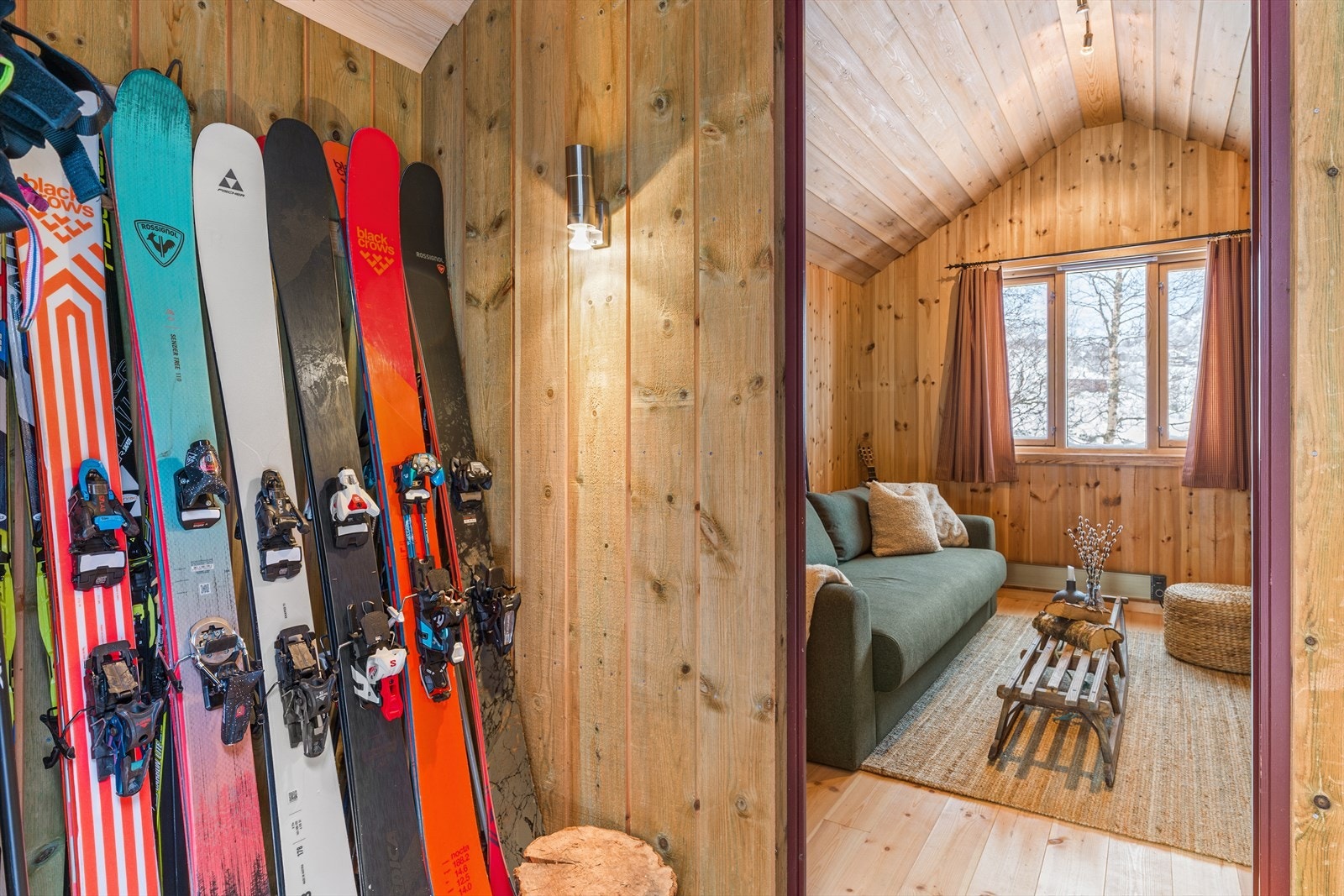 Anneks med plass til utstyr og ved.
Under hytten er det smørebod med stedbygd smørebenk og mulighet for oppbevaring av ski og annet utstyr. Galleribilde