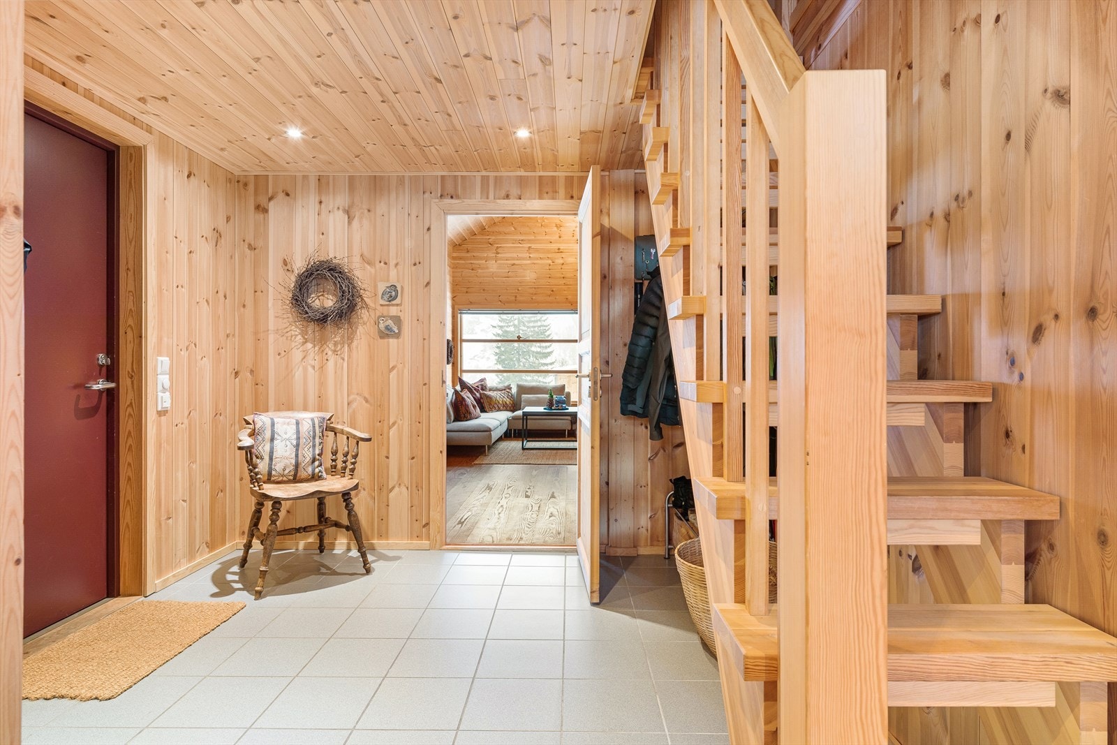 Fra gangen er det trapp opp til hems Galleribilde