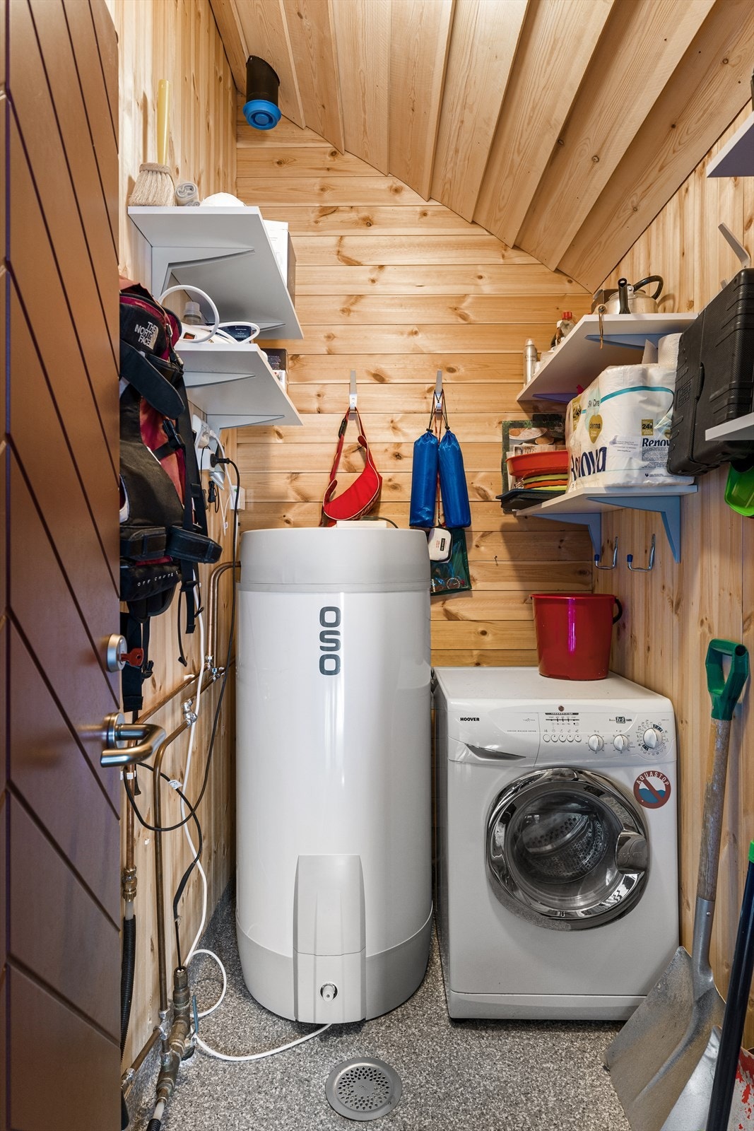 Utebod med med vaskemaskin kombinert vask/tørk, varmtvannsbereder og hyller. Galleribilde