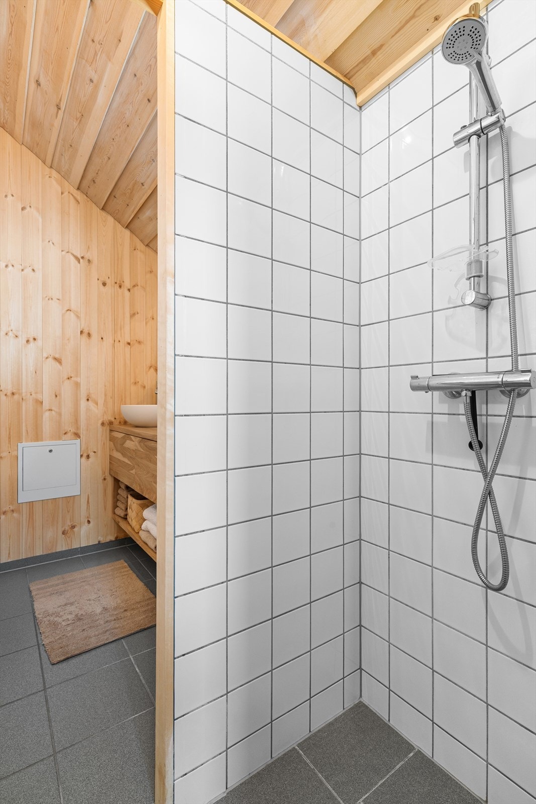 Fliser på gulv og dusjsone med fliser på vegg. Galleribilde