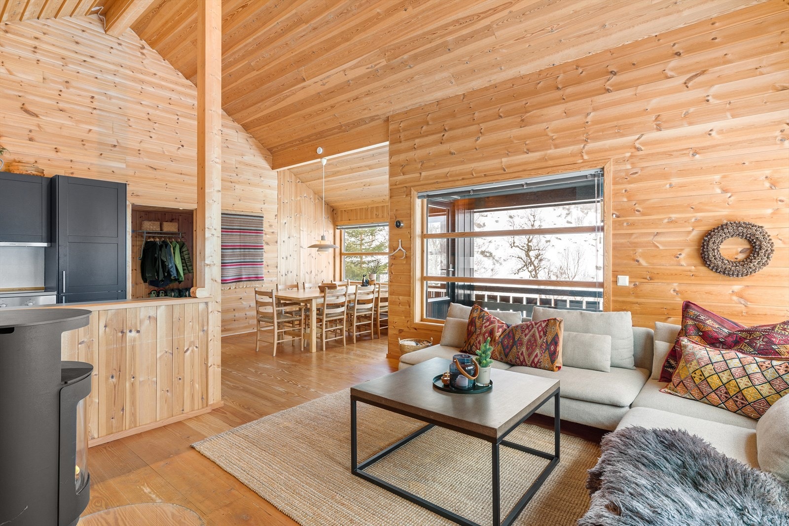 God plass til både sofagruppe og langbord i tilknytning til kjøkken. Galleribilde