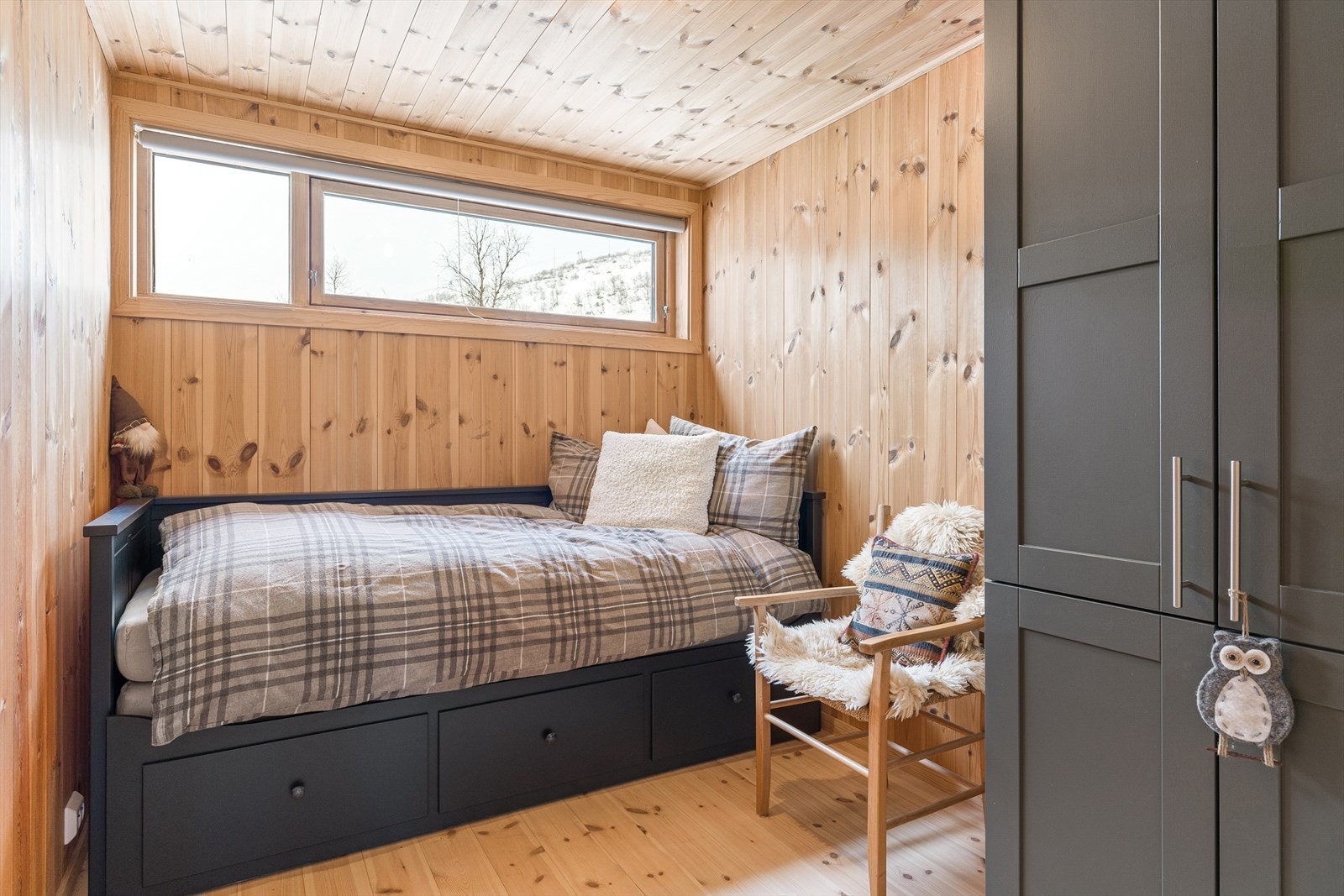 To soverom med senger som kan gjøres om til dobbeltsenger. Garderobeskap. Galleribilde