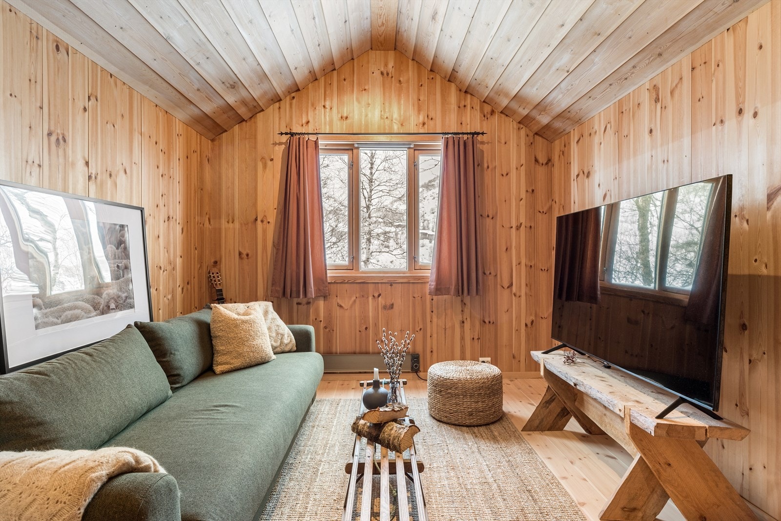 Stue i anneks innredet som tv-stue med sovesofa som gir ekstra sengeplasser Galleribilde