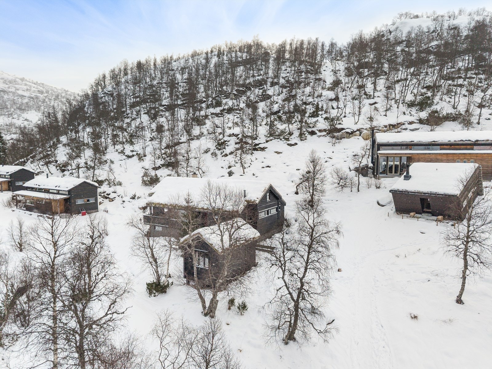 Naturlig vegetasjon rundt hytta.
Plasseringen gir et veldig bra utgangspunkt for aktivitet og turer i Sirdal. Her ligger man sentralt, men likevel i rolige omgivelser, bilfritt! Galleribilde