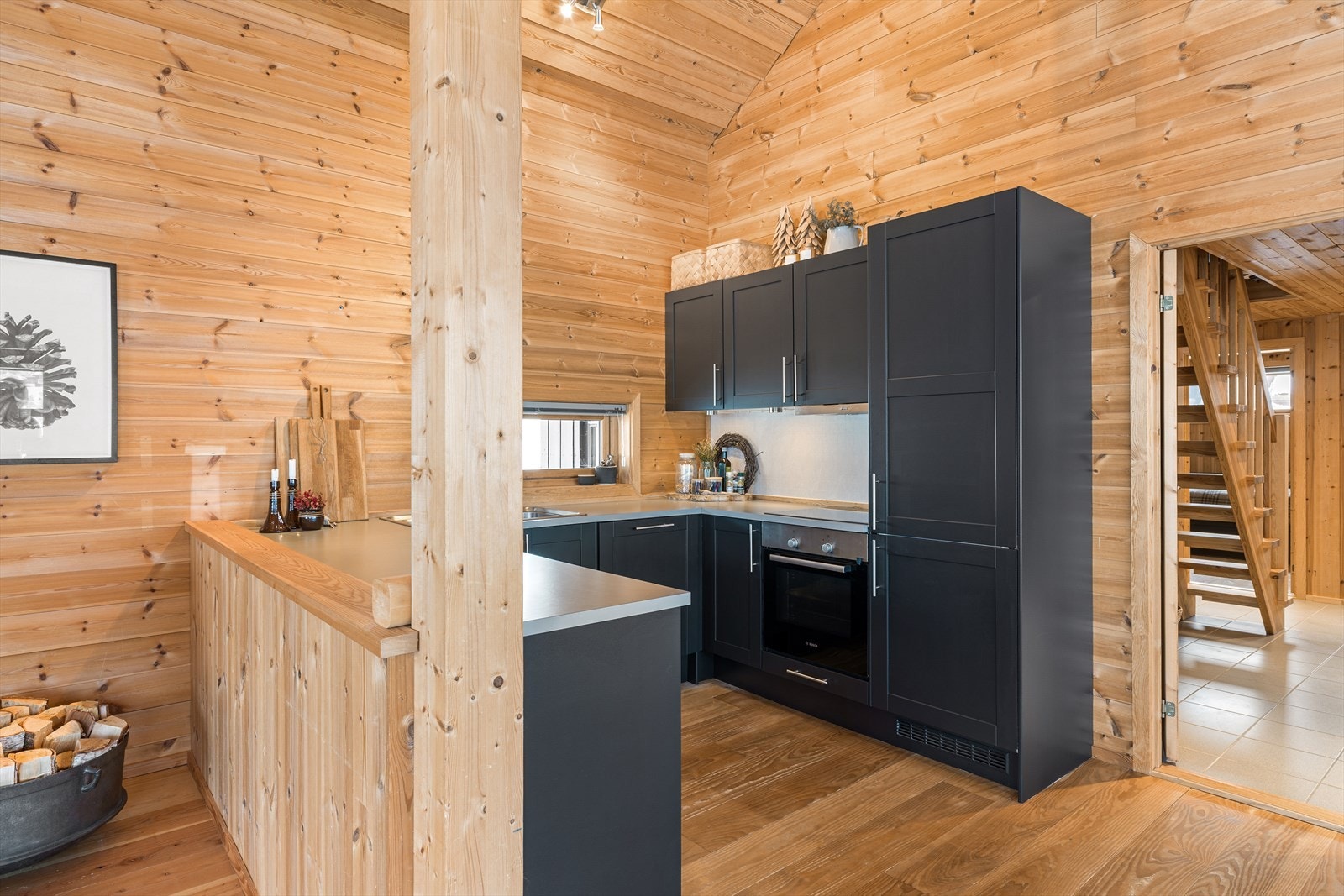 Integrerte hvitevarer. Benkeplate med god arbeidsflate. Galleribilde