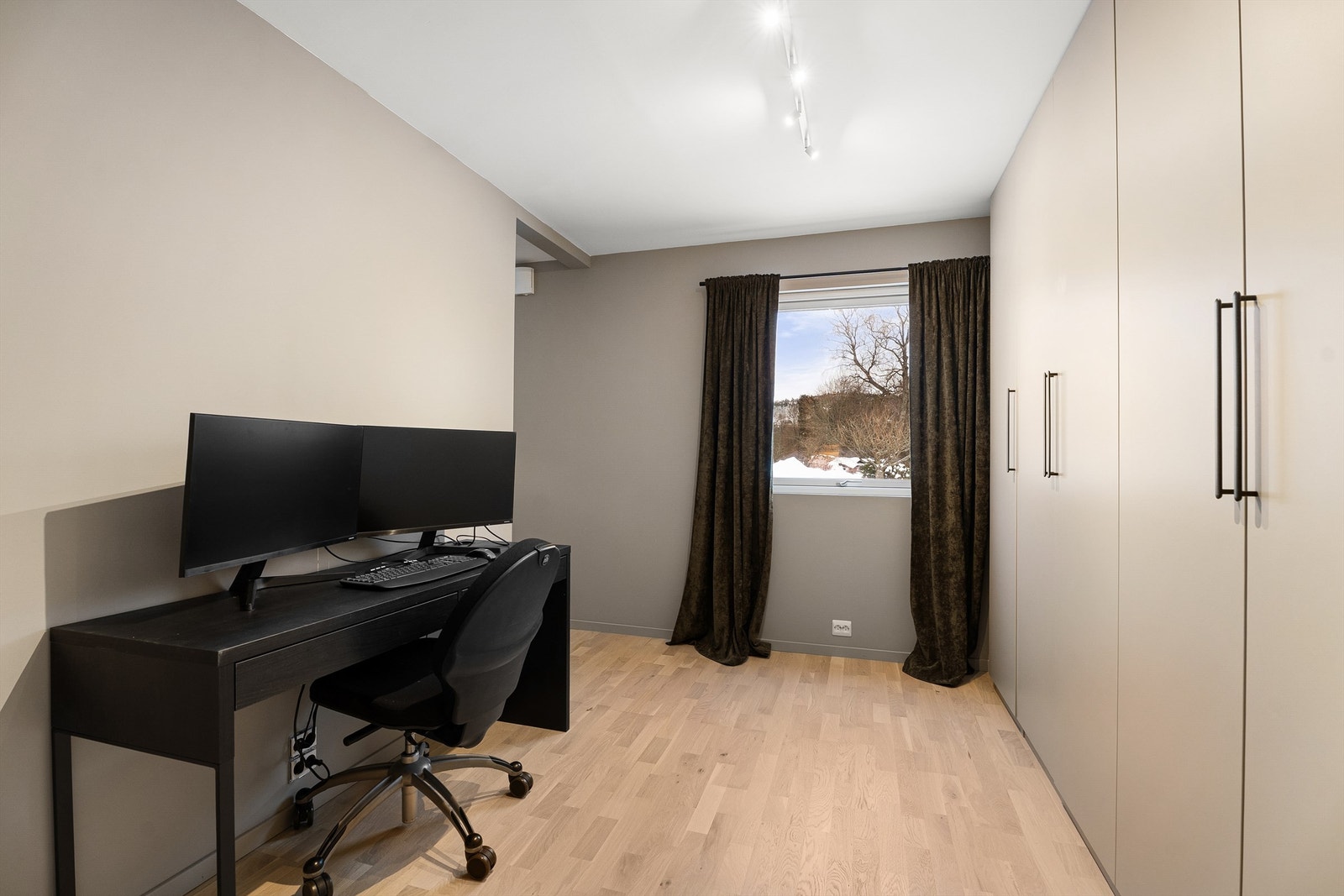 Soverom 1 -Brukes som walk-in garderobe (på opprinnelig tegning er dette et ekstra soverom) Galleribilde