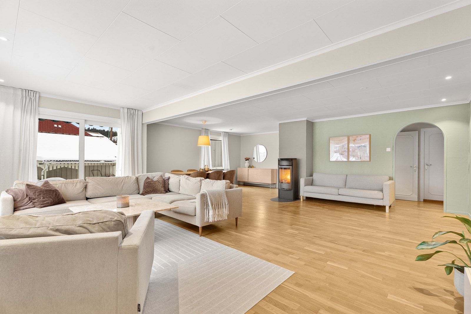 Boligens hovedstue er luftig og har godt med plass til flere sittegrupper Galleribilde