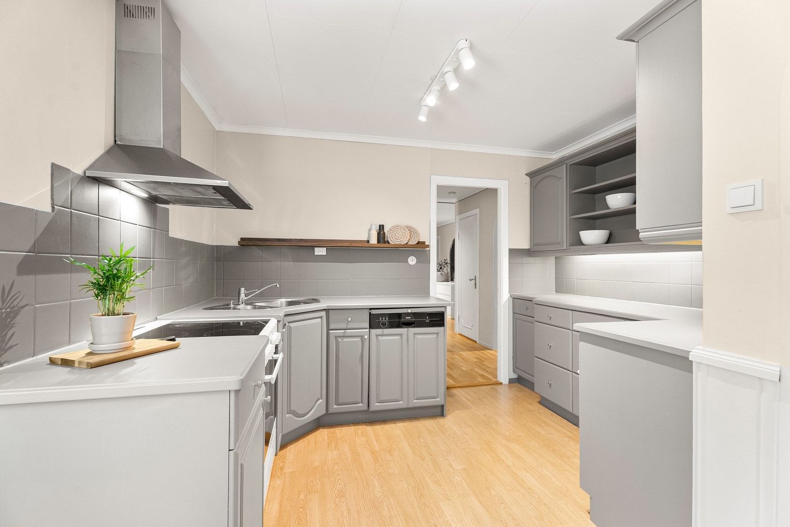 Kjøkkenet gir godt med skap- og benkeplass Galleribilde