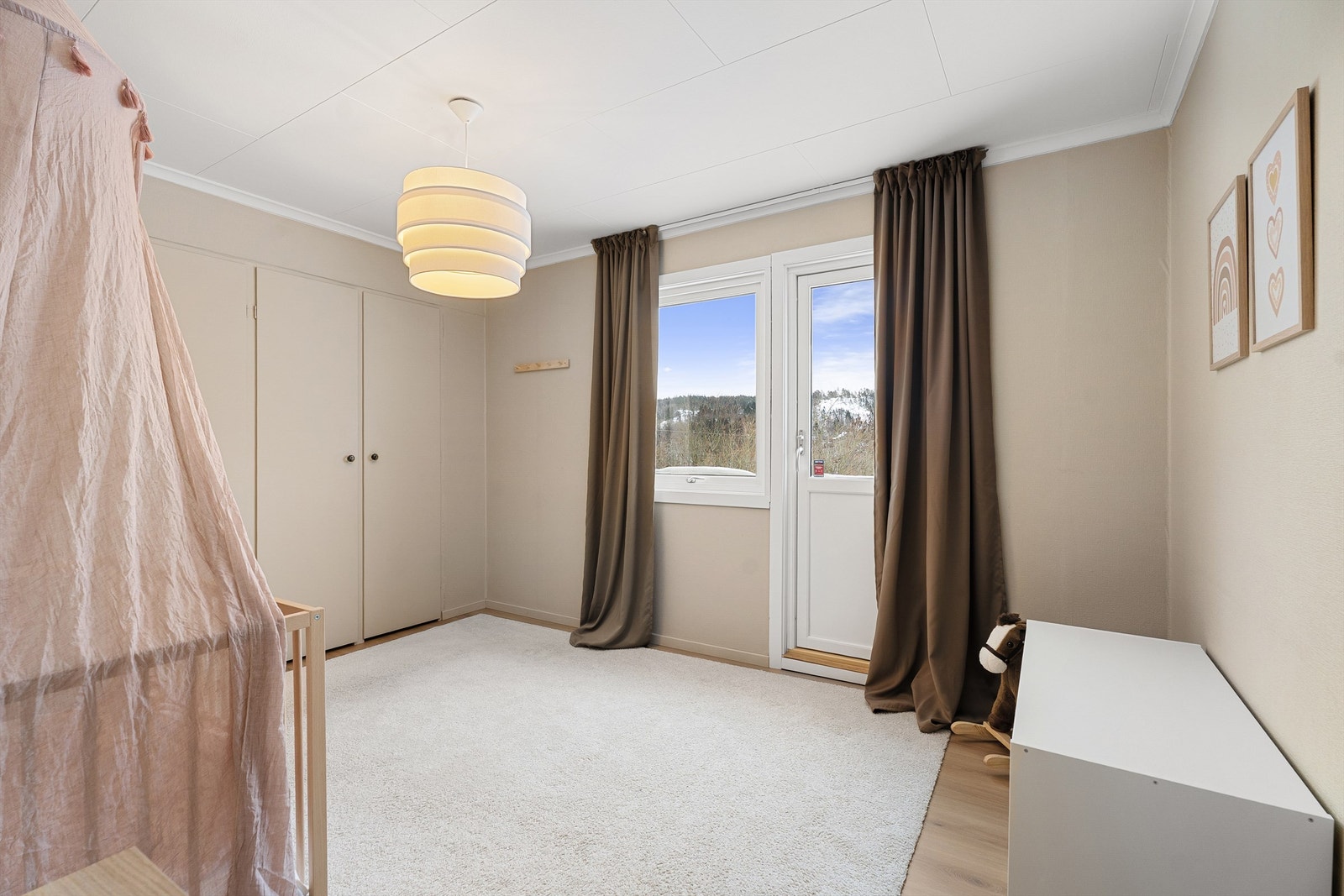 Soverom 2 - Stort og lyst soverom med dør ut til hagen Galleribilde