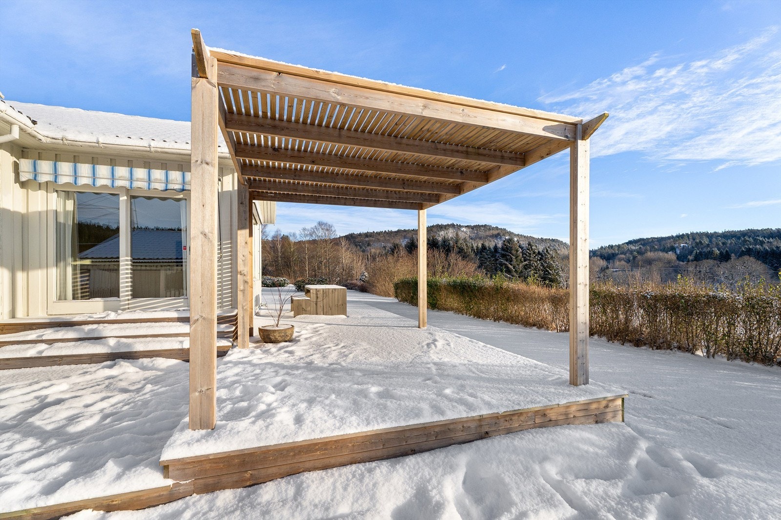 Koselig og god markterrasse rundt hele stuen Galleribilde