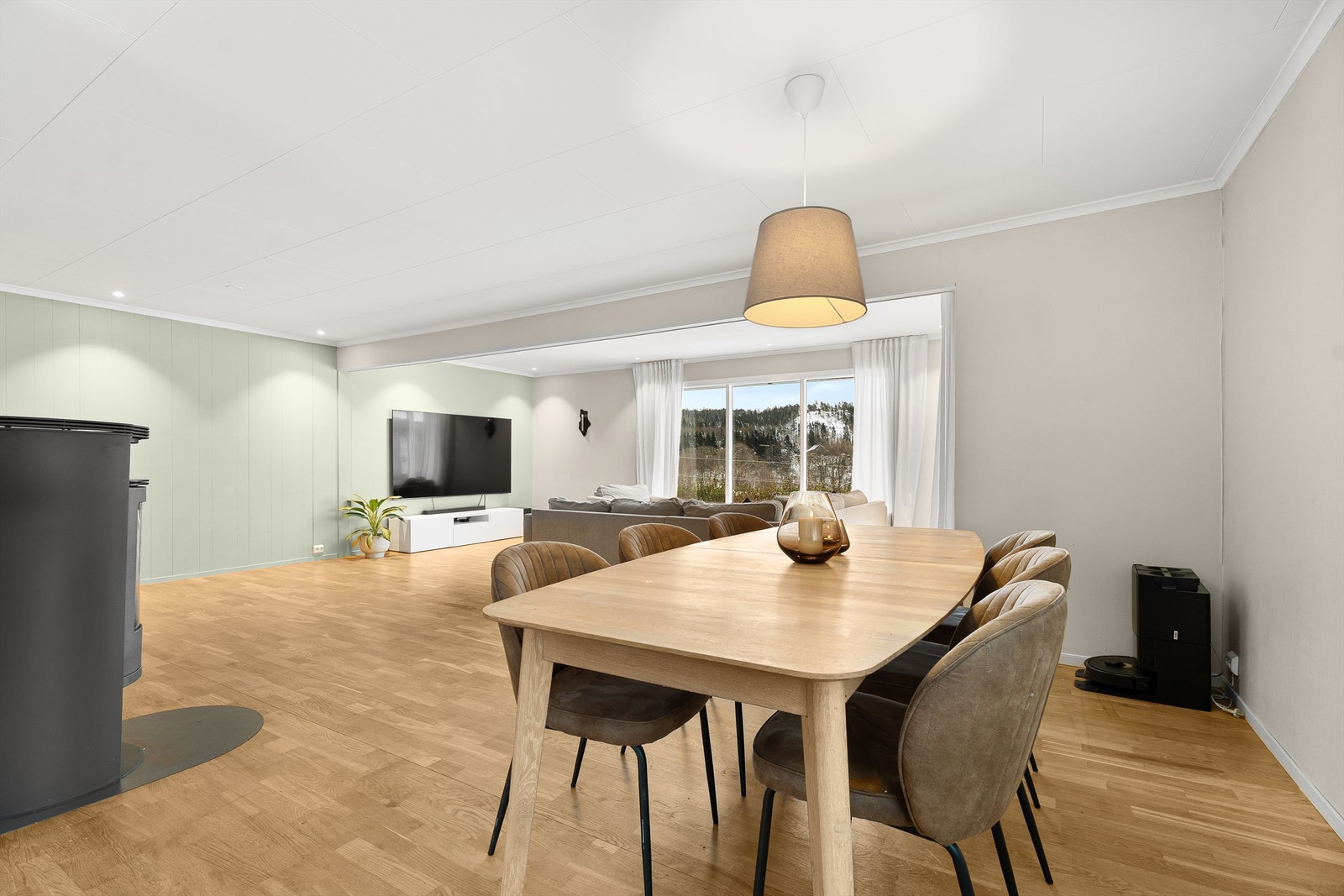 God plass til en stor spisegruppe m/ peis Galleribilde