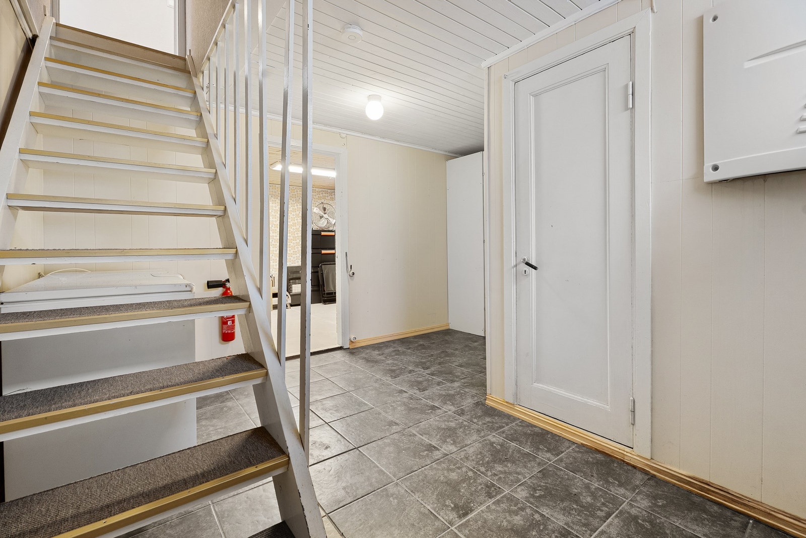 Fra første etasjens gang kommer du ned til kjelleretasjen Galleribilde