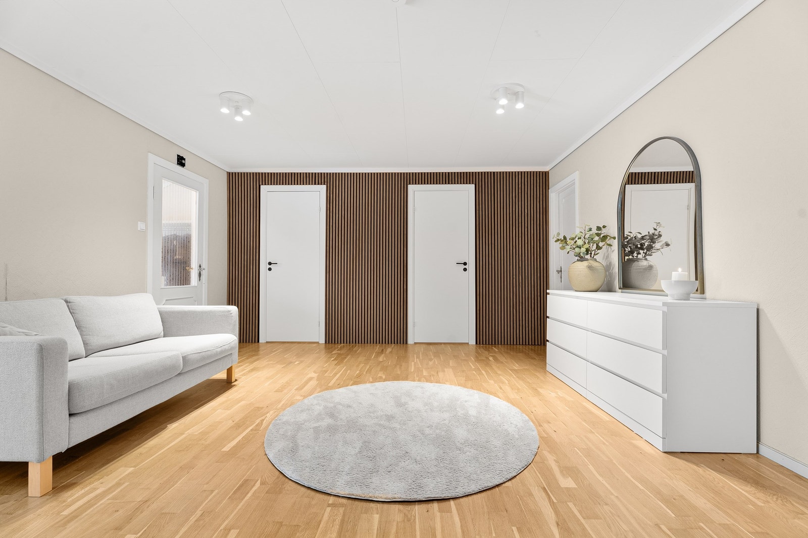 Lys og luftig gang med kontrast spilevegg Galleribilde