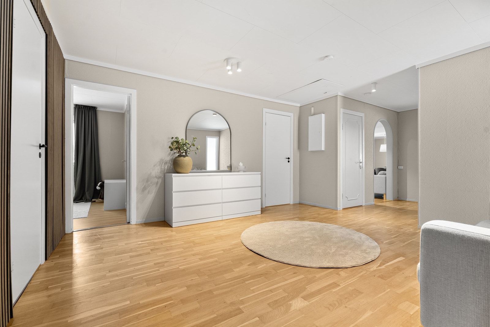 Fra entréen kommer du inn til en romslig gang, som fører deg videre til boligens rom Galleribilde