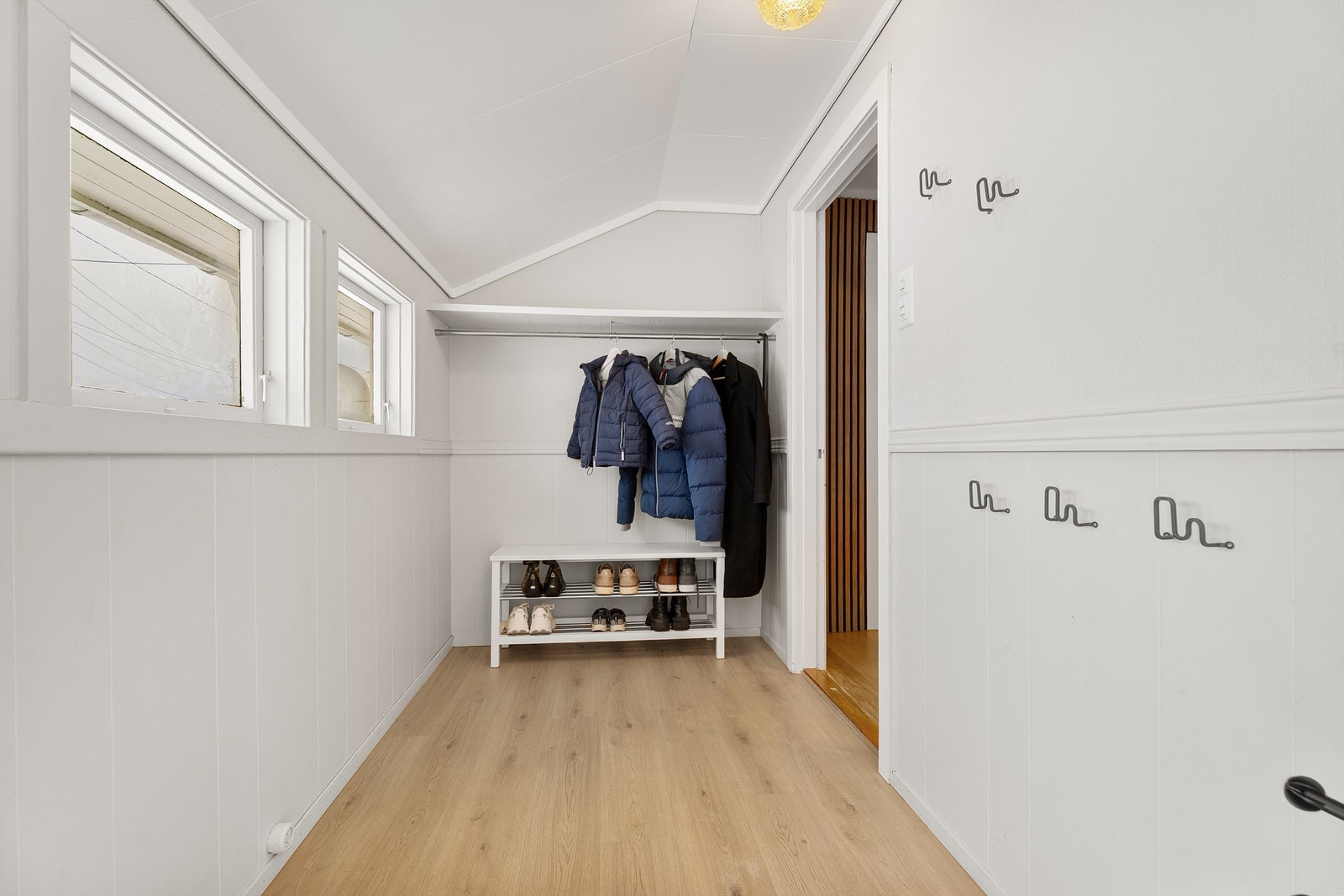 Velkommen inn! I entréen er det godt med plass til å henge ifra seg Galleribilde