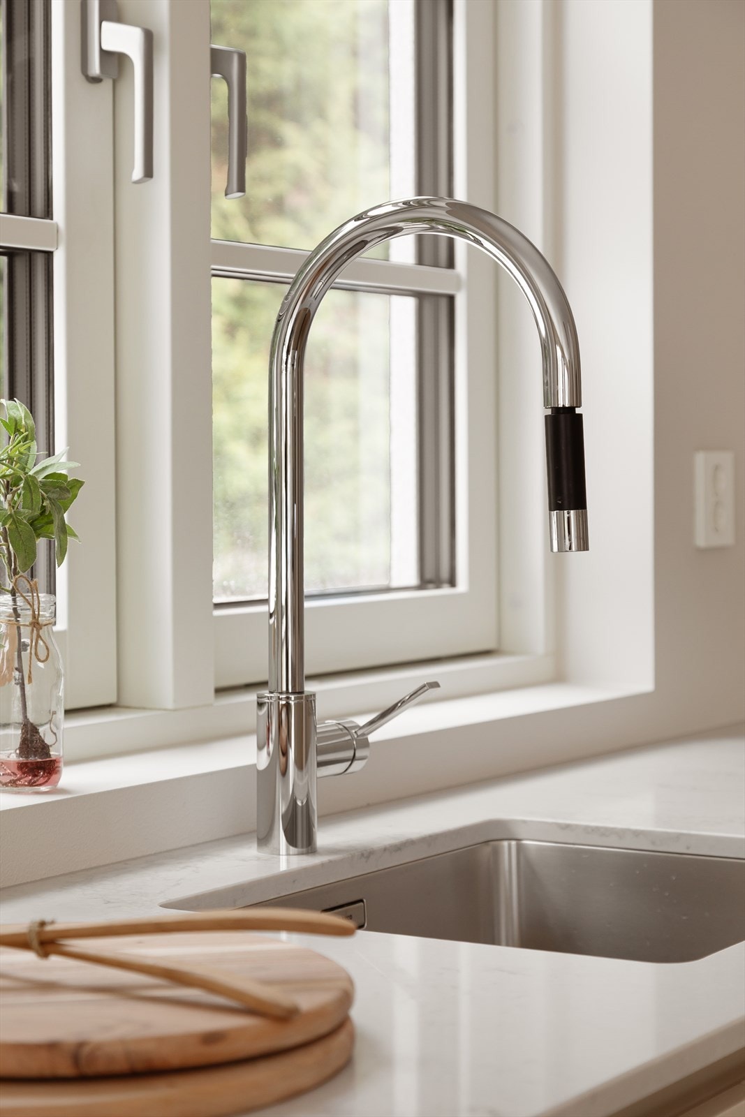 Caesarstone benkeplate av typen Noble Grey og Andano 500-U underlimt vask samt armatur fra Dornbracht. Galleribilde