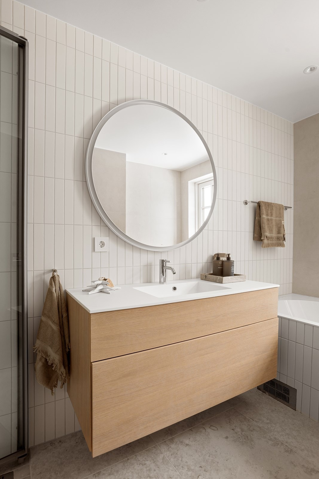 Badet har flotte fliser fra Living Ceramics. Galleribilde