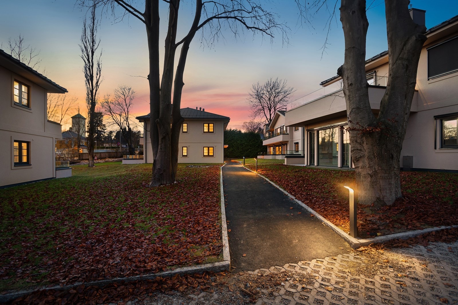 Rundt de fire husene er det parkmessig opparbeidede uteareal med hekker, ferdigplen, trær og busker. I internveier er det lagt varmekabler. Galleribilde