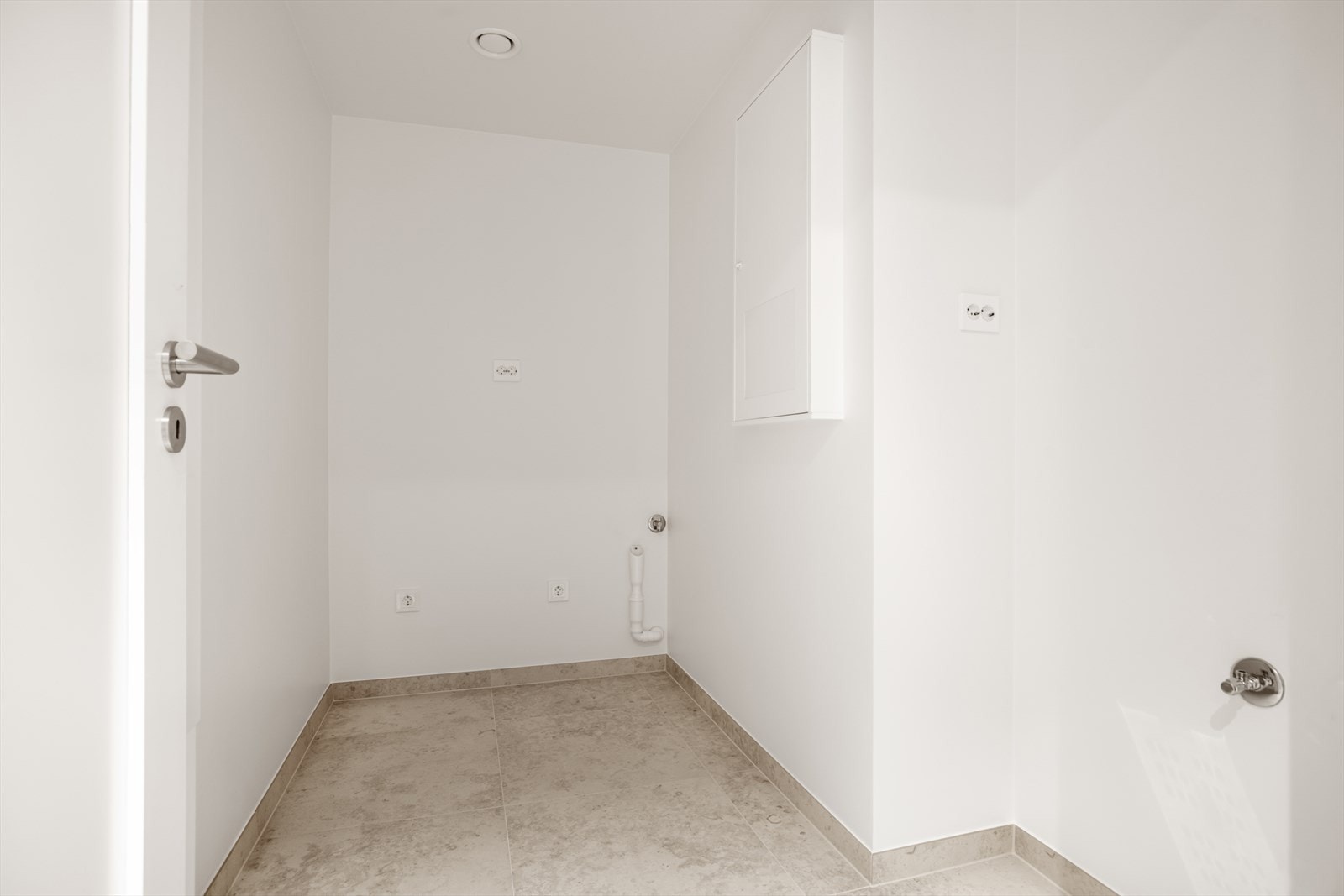 Praktisk vaskerom med opplegg for vaskemaskin og tørketrommel. Galleribilde