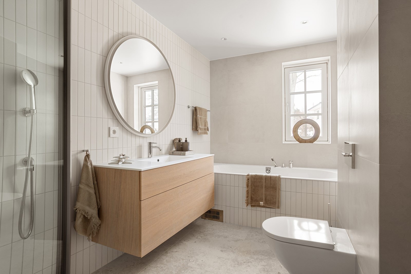 Lekkert og påkostet bad med innredning fra Villeroy & Boch, Dornbrach og Dansani. Galleribilde