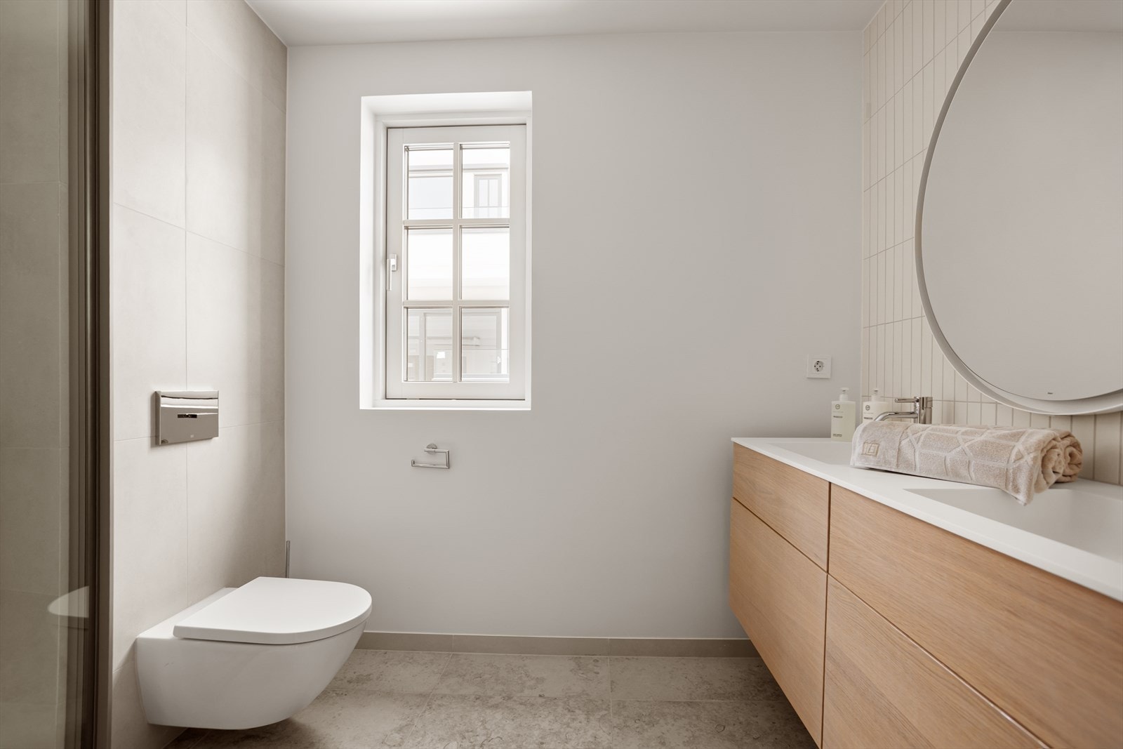 Bad II: Lekkert og gjennomført bad med innredning fra Villeroy & Boch, Dornbrach og Dansani. Galleribilde