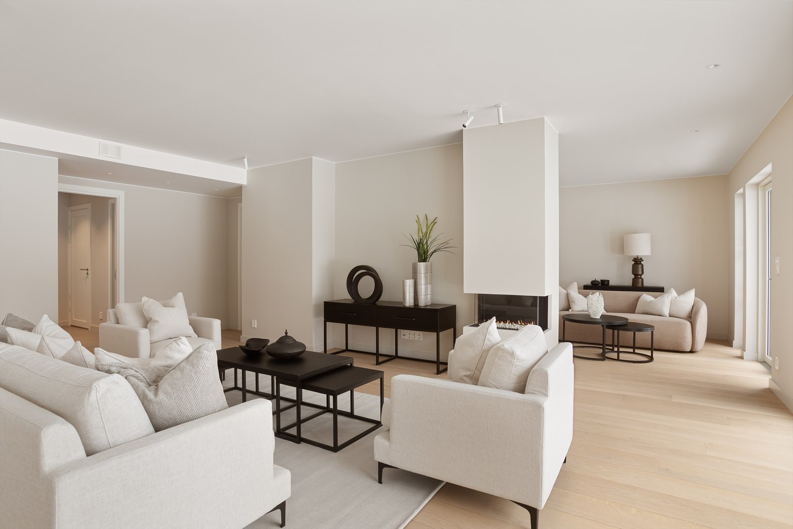 Leiligheten er malt i delikate fargevalg og har 1-stavs oljet eikeparkett fra Flotte gulv. Galleribilde