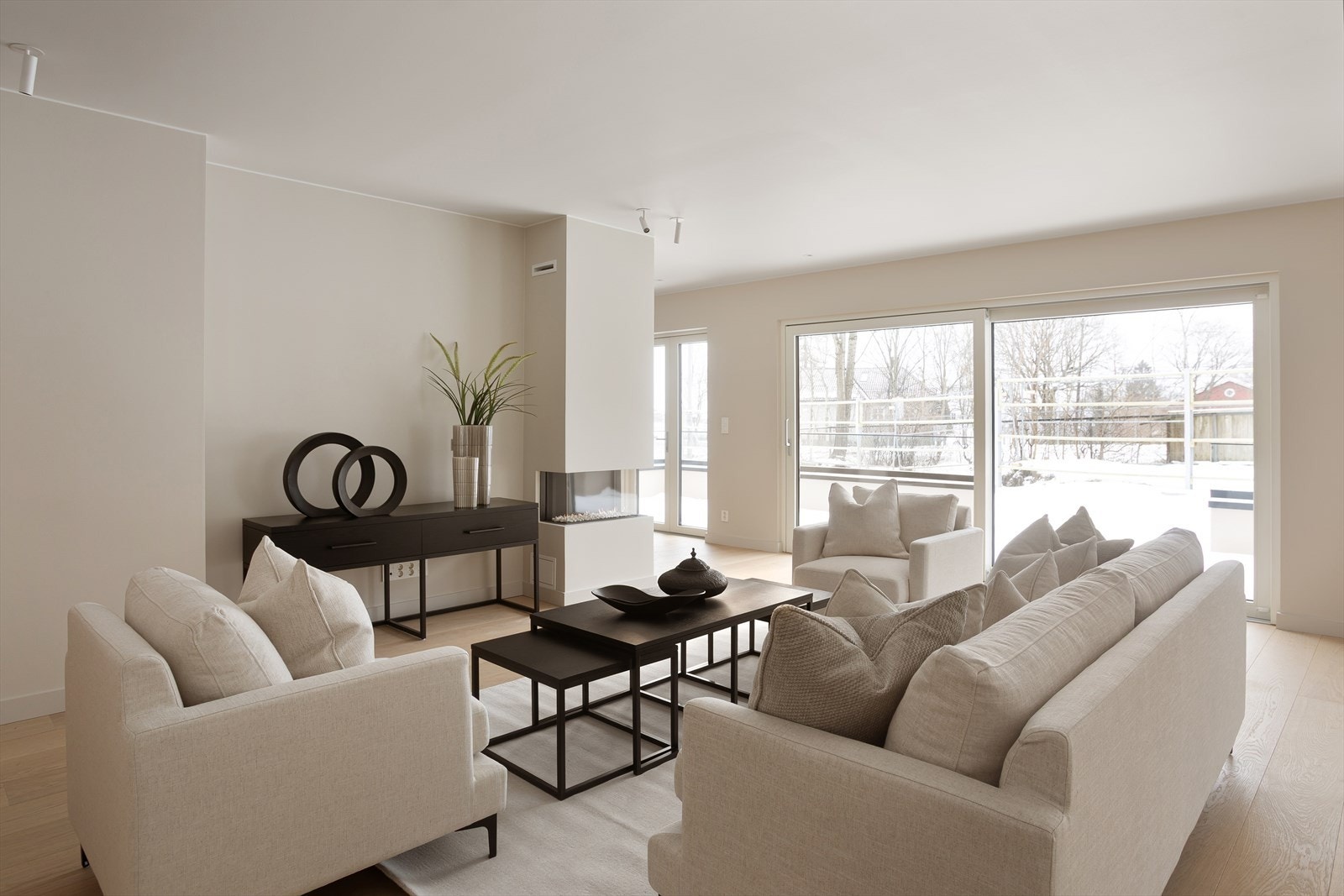 Store vindusflater i flere himmelretninger gir mye lys og en god atmosfære i leiligheten. Galleribilde