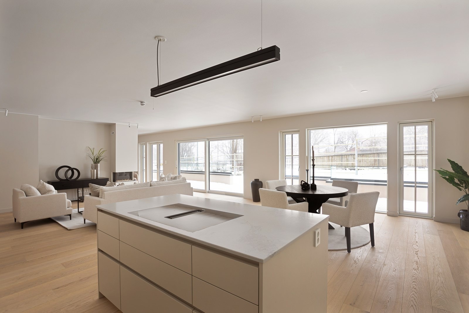 Kjøkkenøyen har god med lagringsplass og skaper et naturlig skille mellom kjøkken og stue. Galleribilde