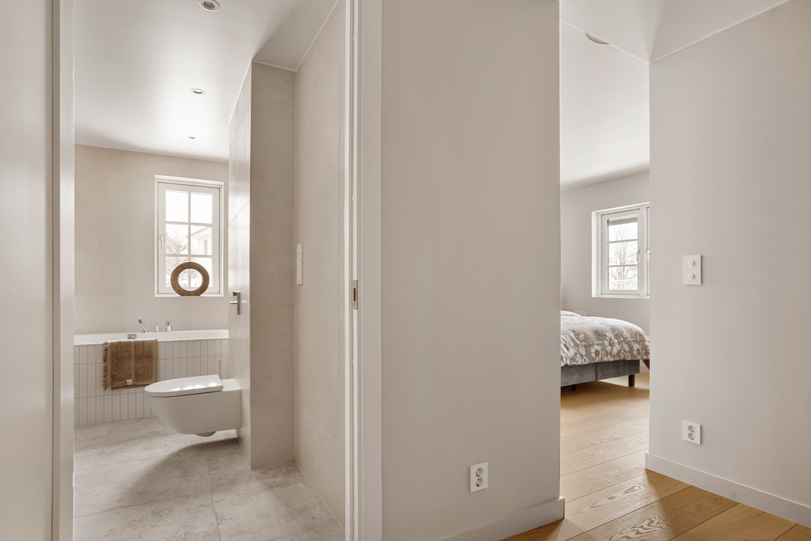 Hovedoverom med plass til omkledningsrom og eget bad. Galleribilde