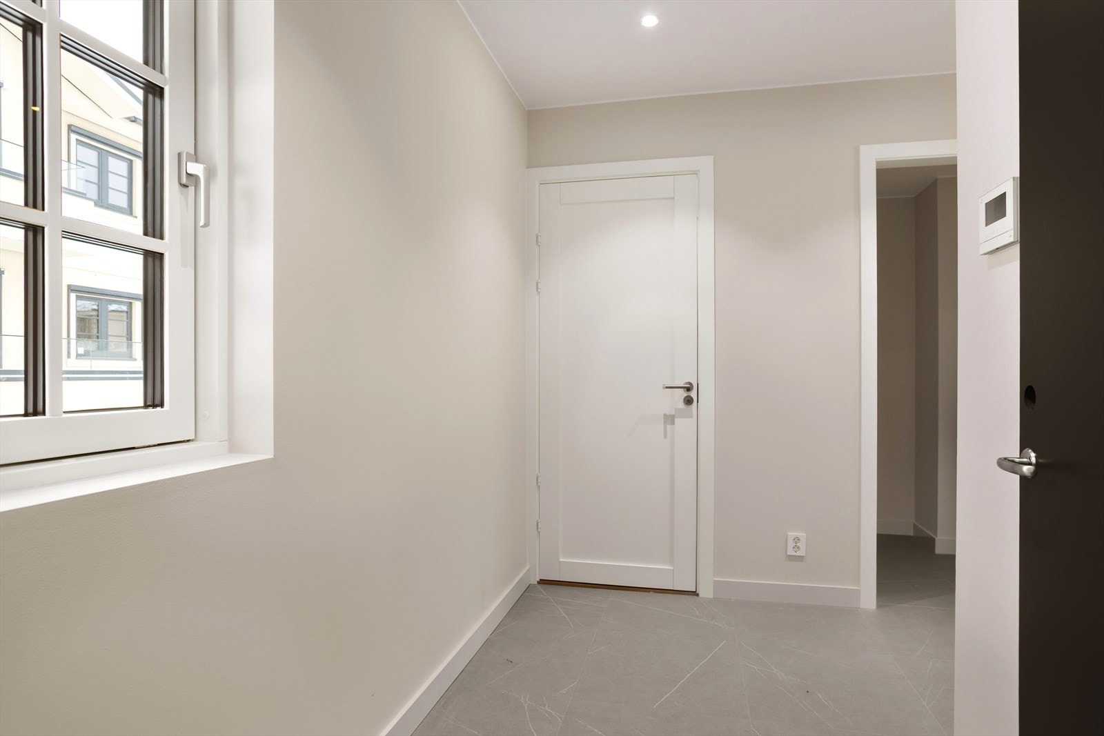 Flislagt entré/gang med inngang til separat gjestetoalett og bod. Galleribilde