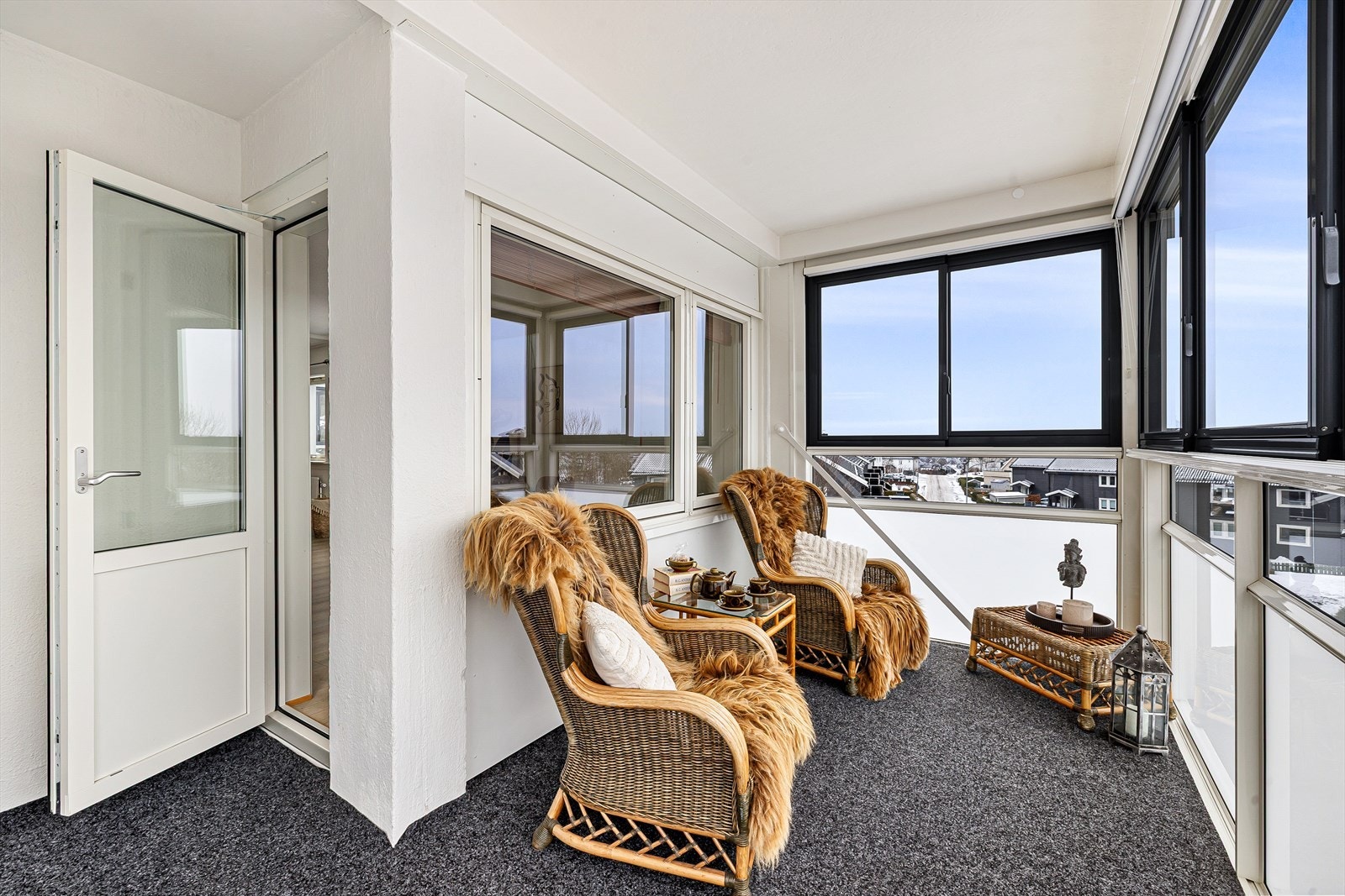 Balkongen er innglasset og har sol til langt på kveld! Balkongen ble utvidet i regi av borettslaget i 2019, og i samme forbindelse ble bygningen også etterisolert. Galleribilde