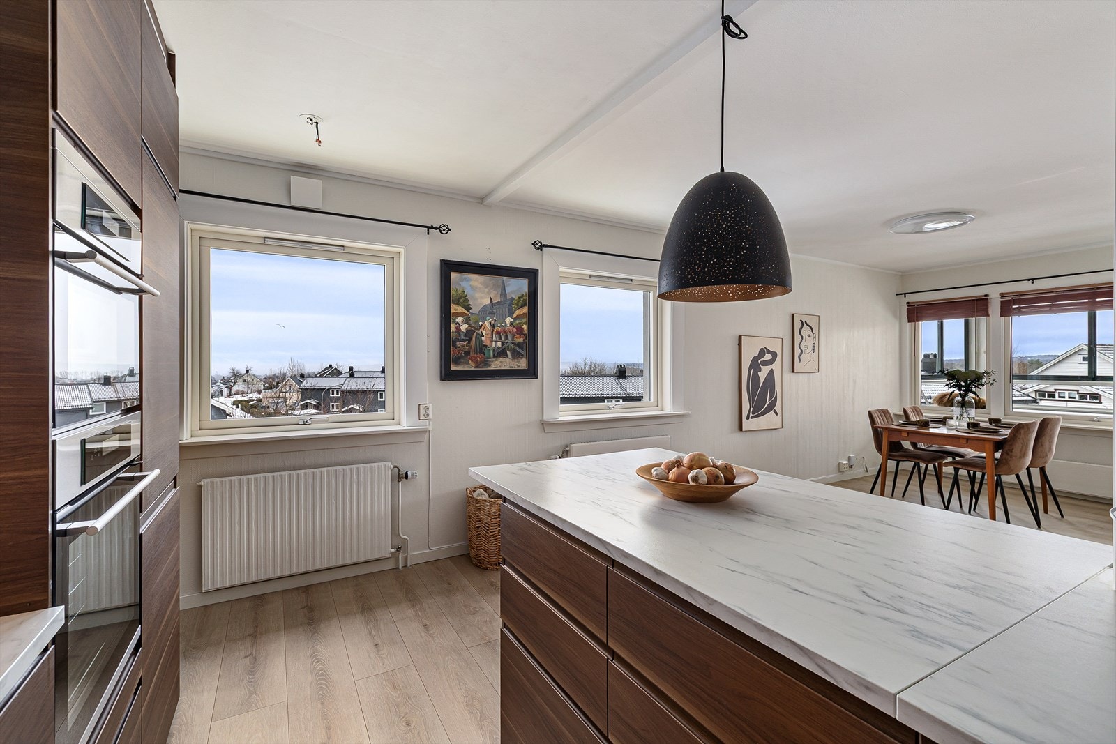 I enden av kjøkkenet har man en stor og fin kjøkkenøy som innbyr til trivelige stunder på kjøkkenet - ideelt for baking og matlaging. Galleribilde